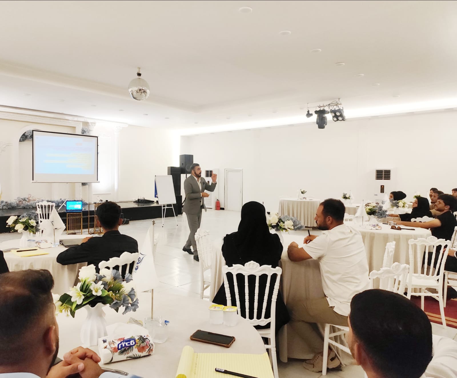 تدريب جماعي حول بناء المهارات والتواصل