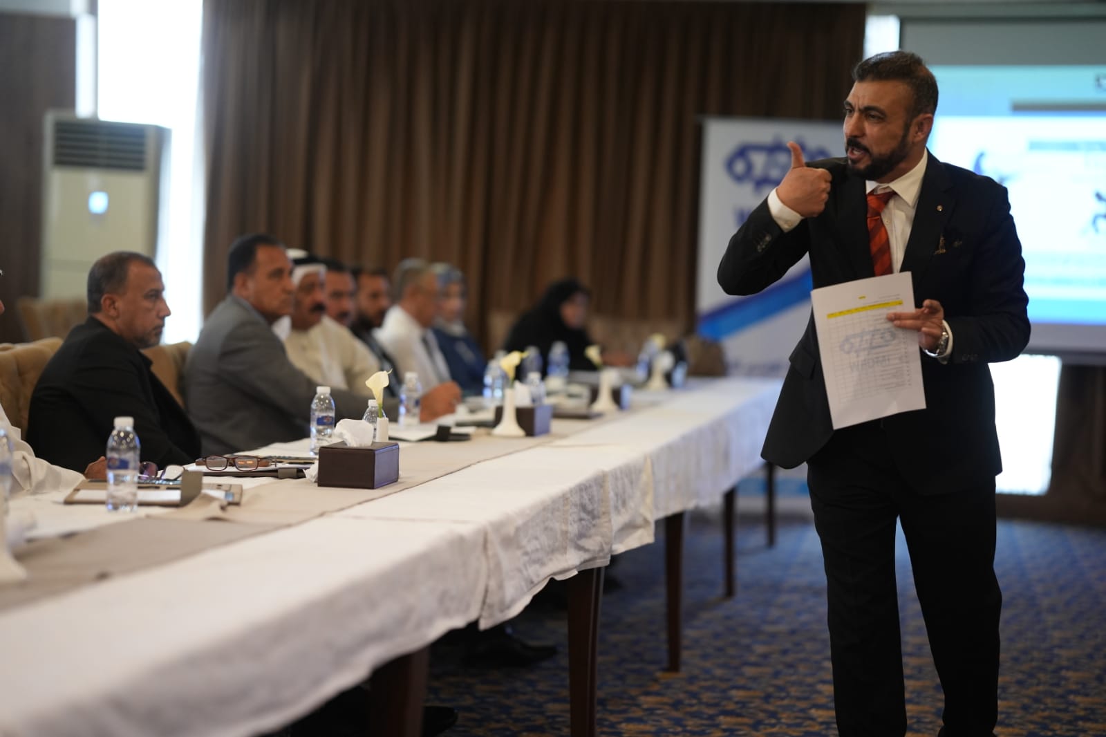 مدرب من مؤسسة الوسم يقدم جلسة إعلامية تفاعلية